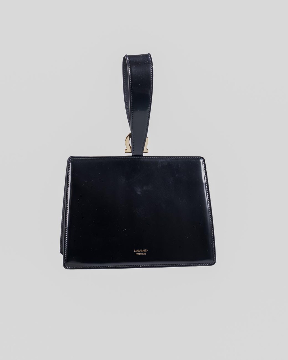 shop SALVATORE FERRAGAMO  Borsa: Salvatore Ferragamo Mini clutch Gancini.
Bracciale con doppio Gancini permette di indossarla al polso e nasconde la chiusura con bottone a pressione. 
Interno foderato e completato con fessura porta carte.
Altezza 15.5 CM  Lunghezza 20.5 CM  Profondità 8.0 CM.
Composizione: 100% Pelle.
Made In ITALY. 220958-786099 number 6735481